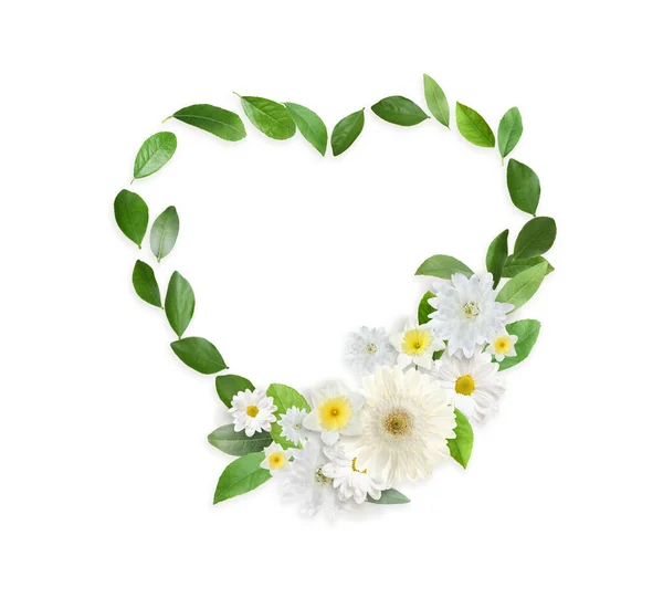Όμορφη Σύνθεση Σχήμα Καρδιάς Από Τρυφερά Λουλούδια Και Πράσινα Φύλλα — Φωτογραφία Αρχείου