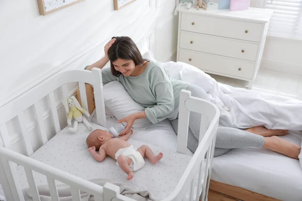 Feliz Madre Joven Alimentando Bebé Recién Nacido Desde Biberón Casa — Foto de Stock