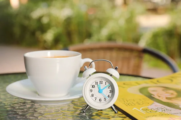 Tazza Bevanda Sveglia Rivista Sul Tavolo All Aperto Mattino — Foto Stock