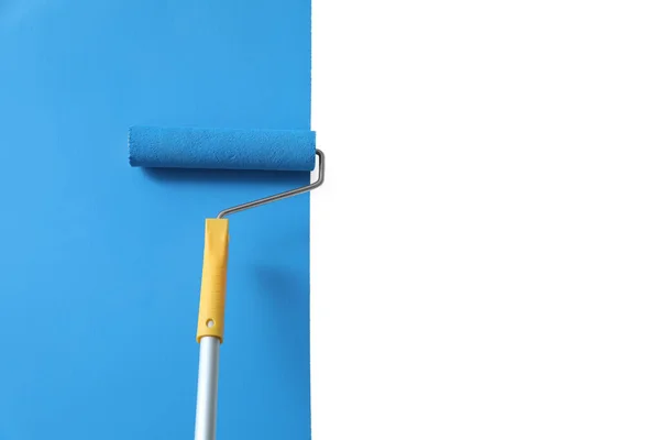 Mit Rollerpinsel Hellblaue Farbe Auf Weiße Wand Auftragen — Stockfoto