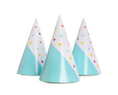 Beyaz arka planda parlak doğum günü partisi şapkaları