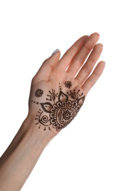 Avuç içinde beyaz arka planda kınalı dövmeli bir kadın, yakın plan. Geleneksel mehndi süsü