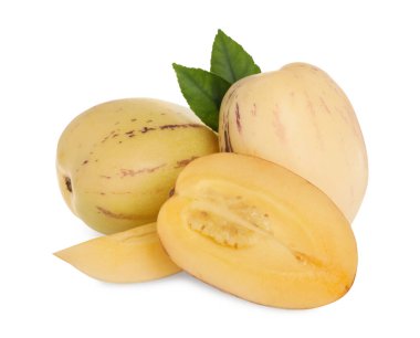 Tam ve kesilmiş karpuz kavunları ve yeşil yapraklar beyaza izole edilmiş.