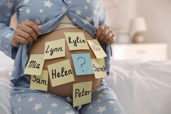Mujer Embarazada Con Diferentes Nombres Bebé Vientre Dormitorio Primer Plano — Foto de Stock