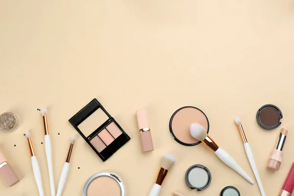 Verschillende Make Borstels Cosmetische Producten Beige Achtergrond Platte Lay Ruimte — Stockfoto