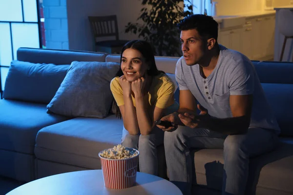 Para Oglądających Film Popcornem Kanapie Nocy — Zdjęcie stockowe