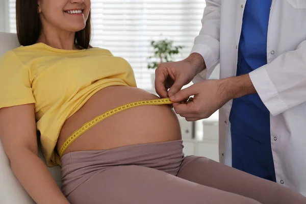 Medico Che Misura Pancia Della Donna Incinta Con Nastro Adesivo — Foto Stock