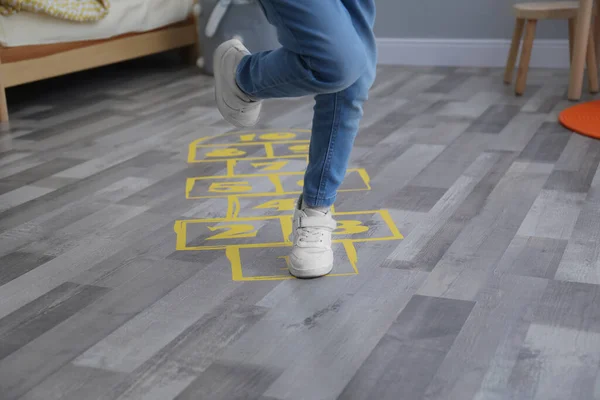 Niña Jugando Hopscotch Casa Primer Plano — Foto de Stock