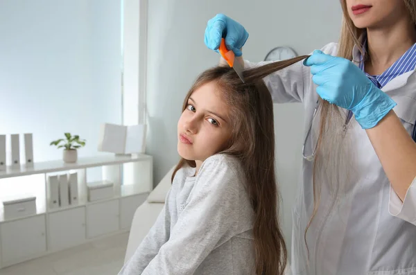 Médecin Utilisant Peigne Nit Sur Les Cheveux Fille Clinique Traitement — Photo