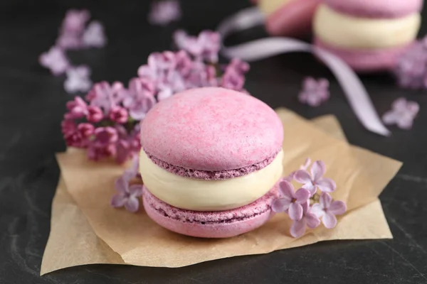 Delicioso Macaron Violeta Flores Lilás Mesa Preta Close — Fotografia de Stock