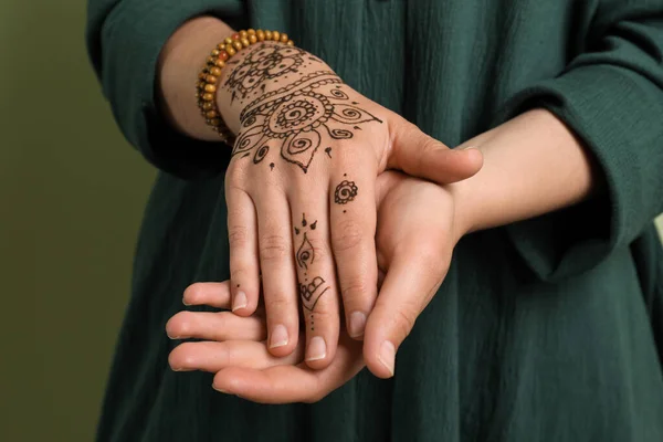 Kvinna Med Vacker Henna Tatuering Handen Mot Grön Bakgrund Närbild — Stockfoto
