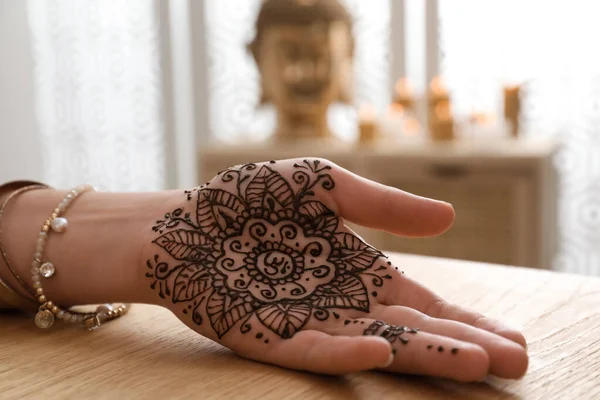 Woman Henna Tattoo Palm Table Indoors Closeup Traditional Mehndi Ornament — Stock Photo, Image