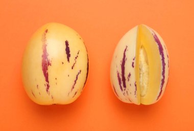 Turuncu arka planda tüm pepino kavunları düz yatıyordu.