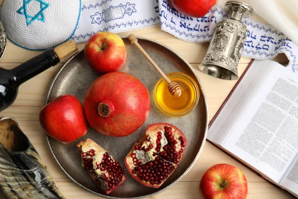 Platte Lay Compositie Met Rosh Hashanah Vakantie Attributen Houten Tafel — Stockfoto