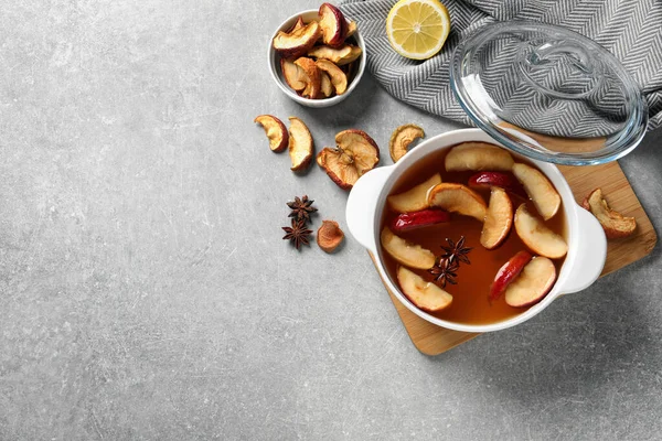 Heerlijke Compote Met Gedroogde Appelschijfjes Anijs Pot Grijze Tafel Plat — Stockfoto