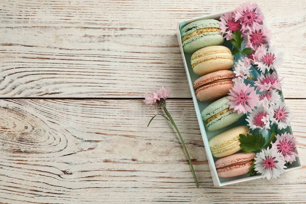 Köstliche Macarons Und Blumen Auf Weißem Holztisch Flach Gelegt Raum — Stockfoto