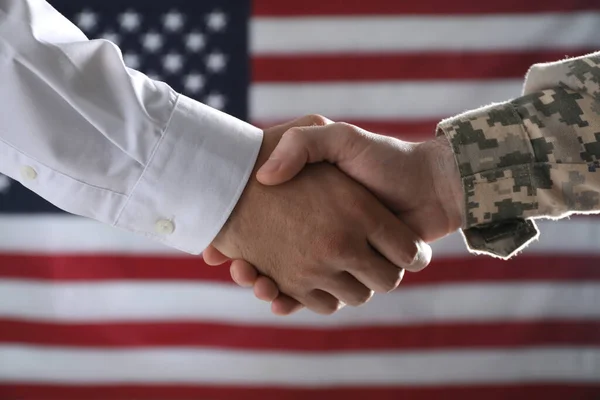 Soldado Empresario Estrechando Mano Contra Bandera Estados Unidos Primer Plano — Foto de Stock