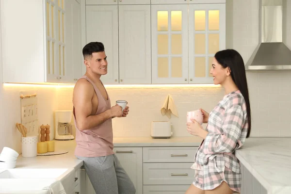 Casal Feliz Vestindo Pijama Com Xícaras Café Cozinha — Fotografia de Stock