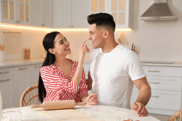 Casal Feliz Vestindo Pijama Cozinhar Juntos Cozinha — Fotografia de Stock