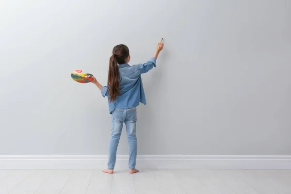 Klein Meisje Schilderen Lichtgrijze Muur Binnen Achteraanzicht Ruimte Voor Tekst — Stockfoto