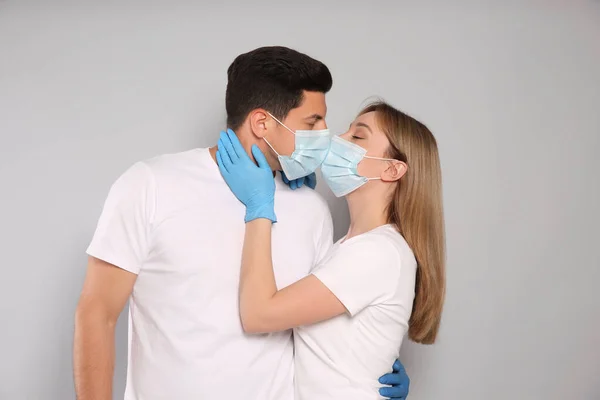 Pár Orvosi Maszk Kesztyű Próbál Csókolni Fény Háttér — Stock Fotó
