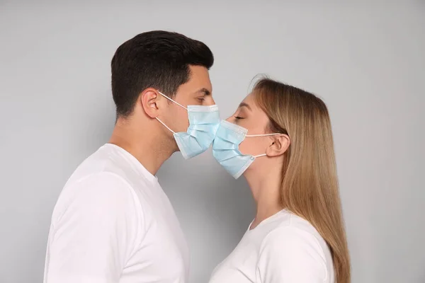 의료용 마스크를 부부가 배경에서 키스를 하려고 — 스톡 사진