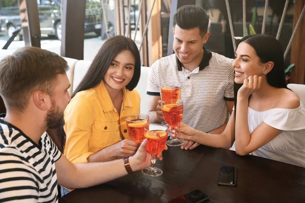 Przyjaciele Koktajlami Aperol Spritz Odpoczywający Razem Restauracji — Zdjęcie stockowe