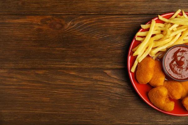 Nuggets Frango Saborosos Batatas Fritas Servidas Com Ketchup Mesa Madeira — Fotografia de Stock