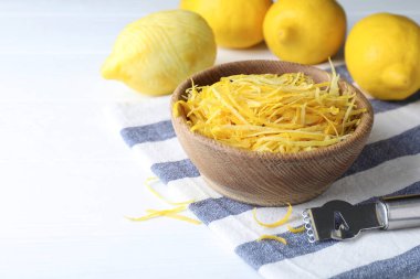 Tahta kâse, beyaz masada taze limon tadı. Metin için boşluk