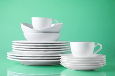 Açık yeşil arkaplanda temiz sofra takımı