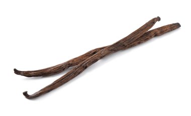 Beyaz arka planda kurutulmuş vanilya çubukları