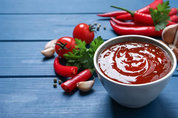 Salsa Piccante Peperoncino Ciotola Sul Tavolo Legno Blu Spazio Testo — Foto Stock