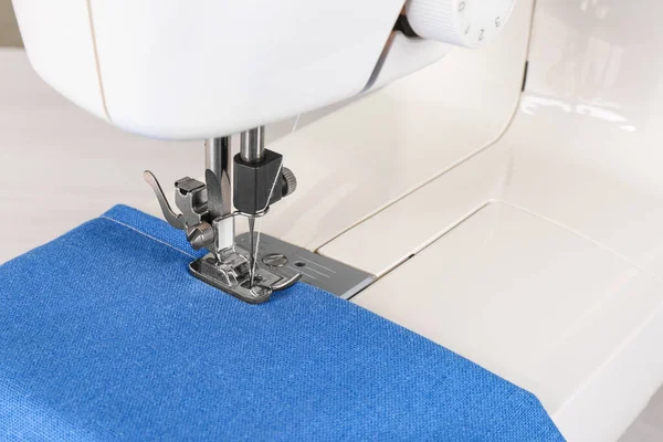 Современная Швейная Машина Голубой Тканью Крупным Планом — стоковое фото