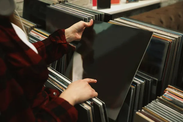 Mujer Eligiendo Discos Vinilo Tienda Primer Plano — Foto de Stock