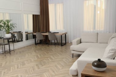 Parke döşemeli ve şık mobilyalı modern oturma odası.