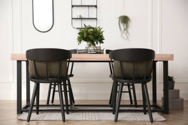 Şık ahşap yemek masası ve odada sandalyeler. İç tasarım