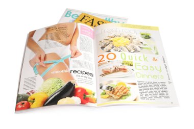 Beyaz arkaplanda farklı dergiler yığını