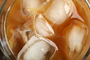 Sütlü kahve ve buzlu bardak, üst manzara.