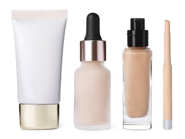 Beyaz zemin üzerinde farklı dekoratif kozmetik ürünleri ile set 