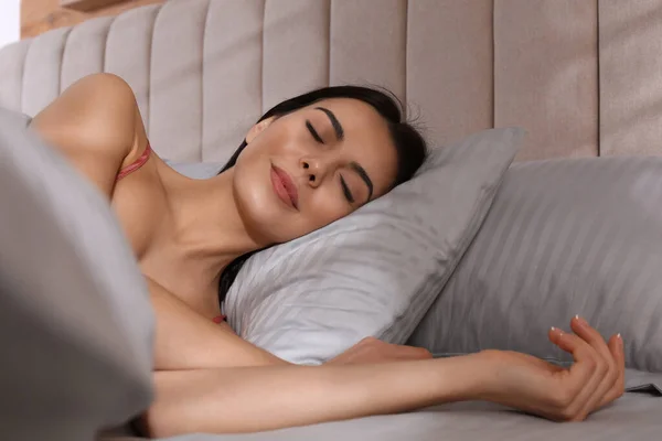 Mulher Dormindo Cama Confortável Com Roupa Cama Listrada Cinza Claro — Fotografia de Stock