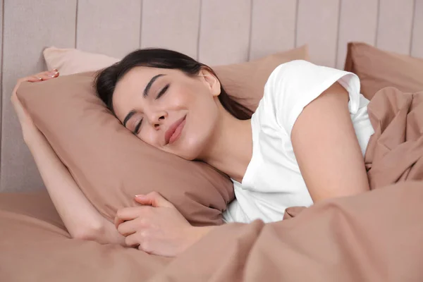 Kvinna Sover Bekväm Säng Med Beige Sängkläder — Stockfoto