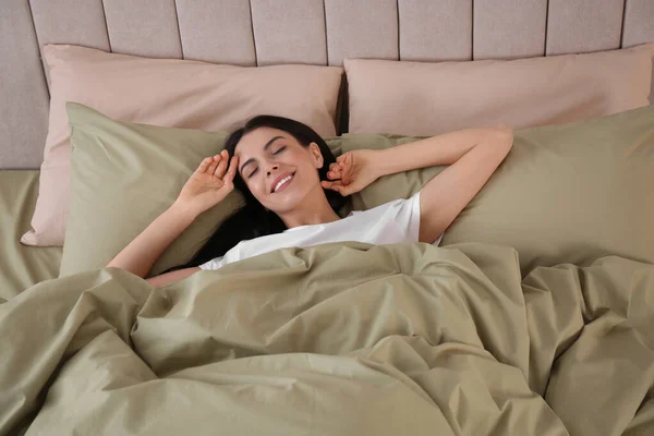 Kvinna Sover Bekväm Säng Med Gröna Sängkläder — Stockfoto