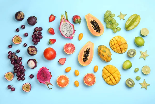 Muitos Deliciosos Frutos Exóticos Diferentes Fundo Azul Claro Flat Lay — Fotografia de Stock