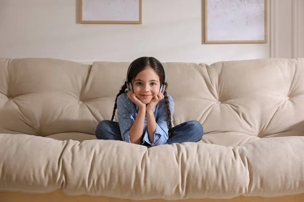 Menina Com Fones Ouvido Sentado Sofá Casa — Fotografia de Stock