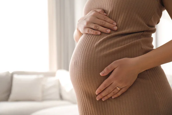 Έγκυος Νεαρή Γυναίκα Αγγίζει Την Κοιλιά Στο Σπίτι Κοντινό Πλάνο — Φωτογραφία Αρχείου