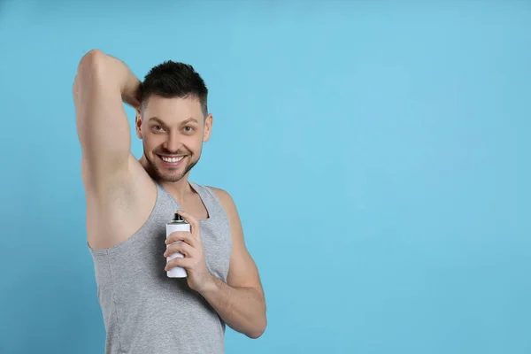 Bonito Homem Aplicar Desodorizante Fundo Turquesa Espaço Para Texto — Fotografia de Stock