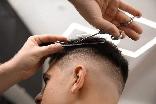 Barbeiro Profissional Fazendo Corte Cabelo Elegante Salão Close — Fotografia de Stock