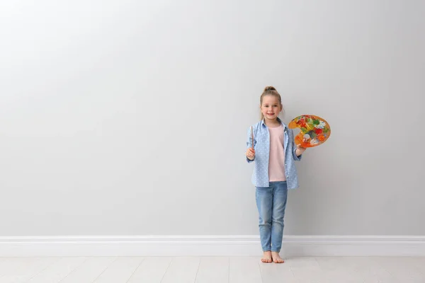 Κοριτσάκι Πινέλο Και Παλέτα Χρωμάτων Κοντά Ανοιχτό Γκρι Τοίχο Εσωτερικούς — Φωτογραφία Αρχείου