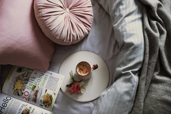 Aromatischer Kaffee Magazin Und Schöne Blumen Auf Dem Bett Mit — Stockfoto