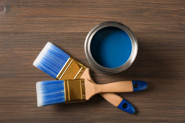 Blikje Blauwe Verf Penselen Houten Ondergrond Vlak Gelegd — Stockfoto